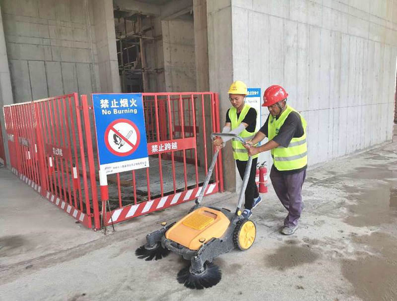 中鐵十八局集團北京公司河北項目群建設者在正定匯程國際中心項目通過自動掃地機除塵（伍振 攝）