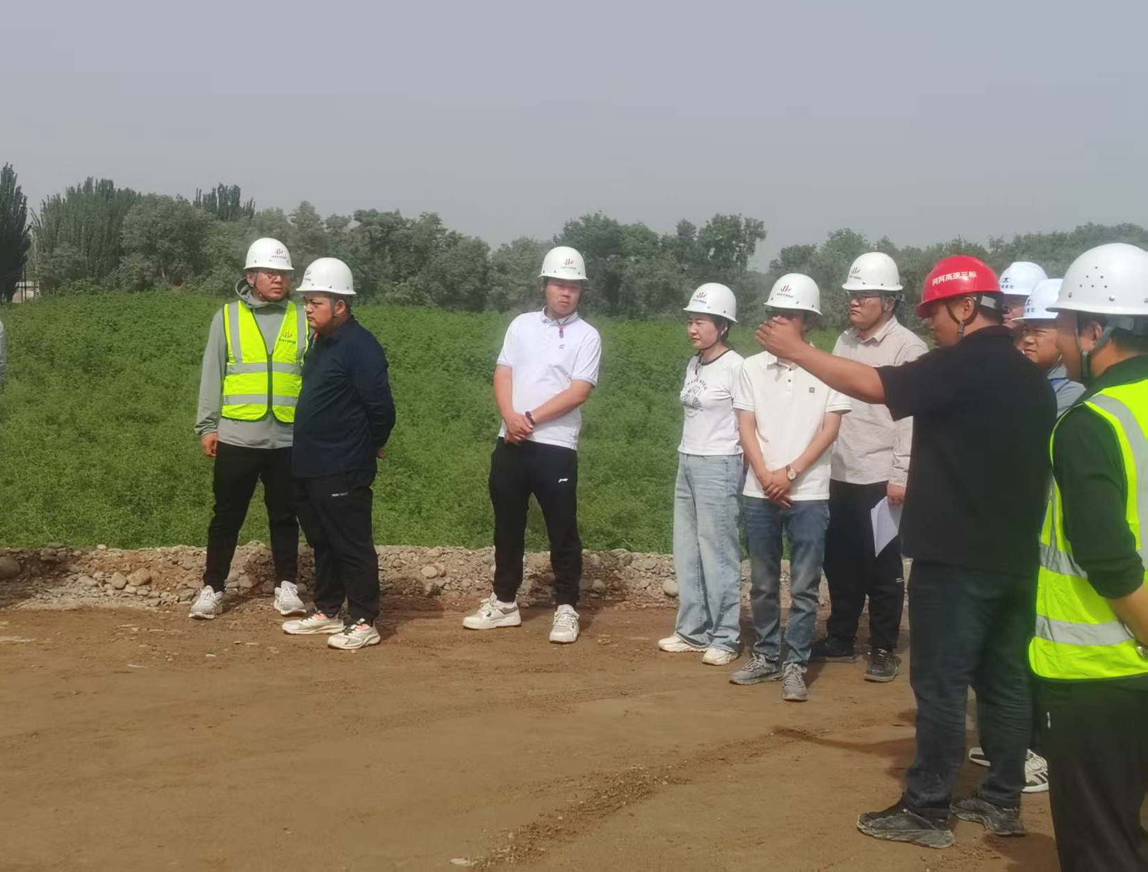 中鐵二十一局阿阿高速公路項(xiàng)目標(biāo)準(zhǔn)化施工引行業(yè)“取經(jīng)”